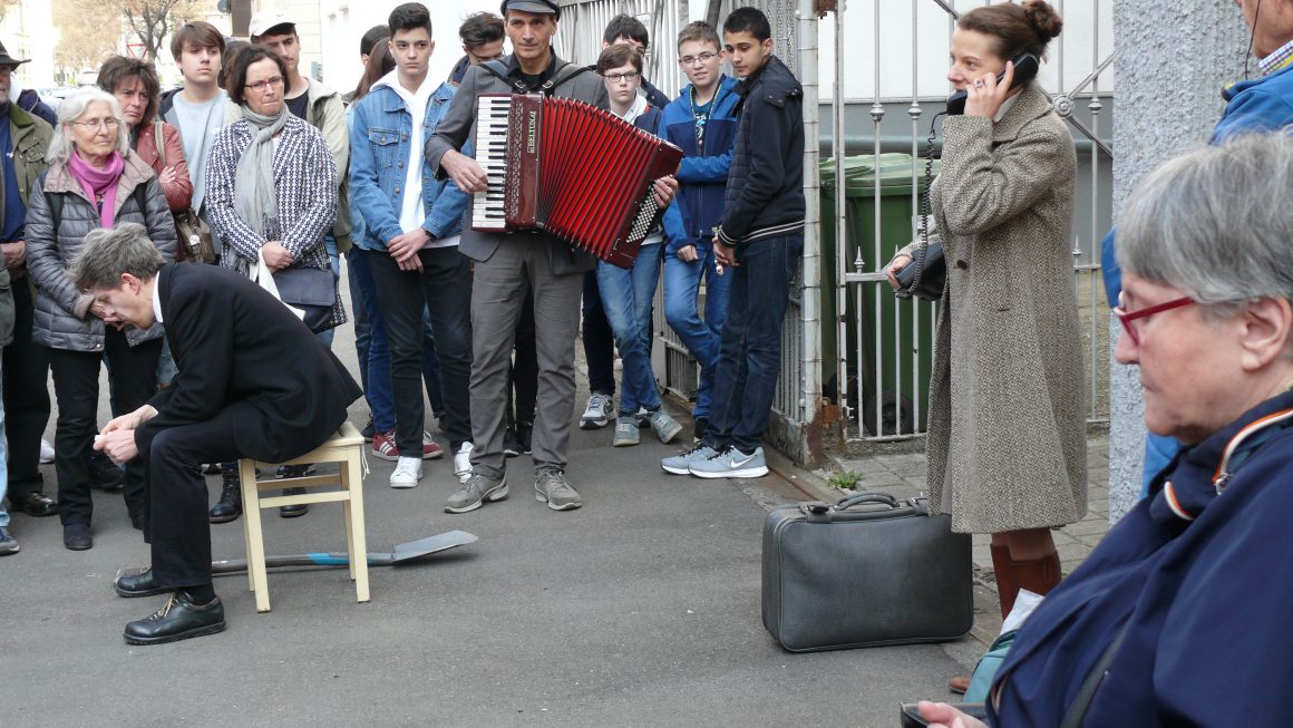 Stolpersteinverlegung mit Straßentheater