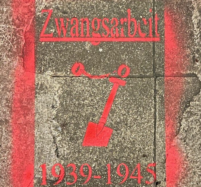 Ein Signet erinnert an Orte der Zwangsarbeit in Stuttgart