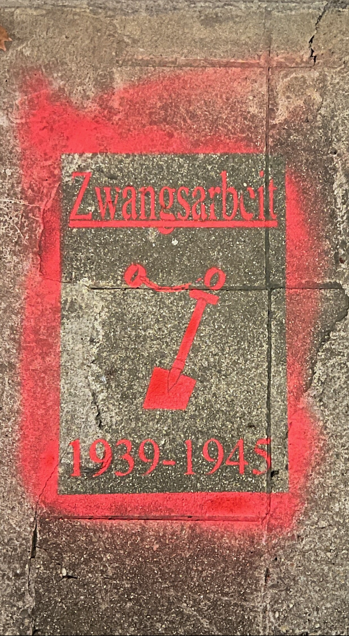 Ein Signet erinnert an Orte der Zwangsarbeit in Stuttgart